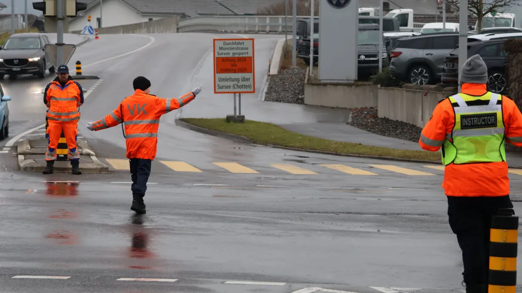 Verkehrskadetten üben die Verkehrsregelung an einer Kreuzung unter Anleitung eines Instruktors